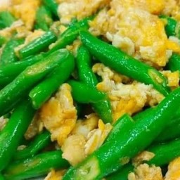 ข้าวผัดถั่วฝักยาวใส่ไข่มังสวิรัต