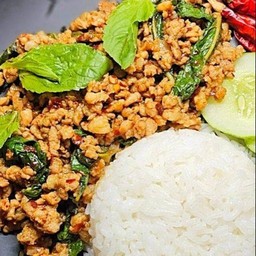 ข้าวกะเพราไก่สับพริกแห้ง