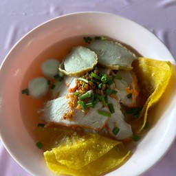 ก๋วยเตี๋ยวหมูแดง+ลูกชิ้นปลา