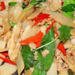 ข้าวกระเพราหน้อไม้ดอง