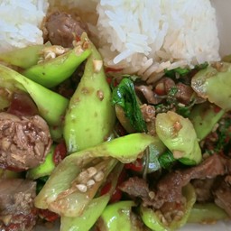 ข้าวเครื่องในไก่ผัดพริกหยวก