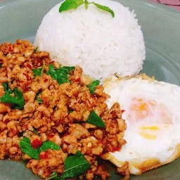 กระเพราหมูสับไข่ดาว