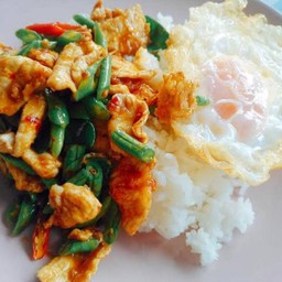 ข้าวผัดพริกแกง