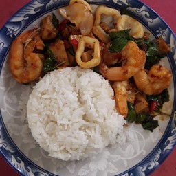 ผัดกะเพรารวมมิตร กุ้งปลาหมึก หมูยอ