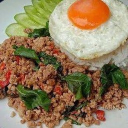 กระเพราเนื้อสับไข่ดาว