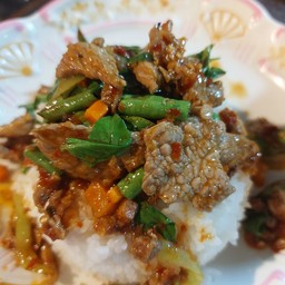 ข้าวผัดพริกแกงเนื้อ