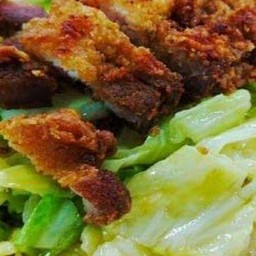 ผัดกะหล่ำปลีหมูกรอบ