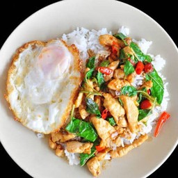 กระเพราไก่ไข่ดาว