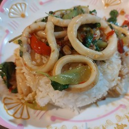 ข้าวกระเพราปลาหมึก