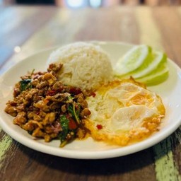 ข้าวกะเพราหมูสับไข่ดาว