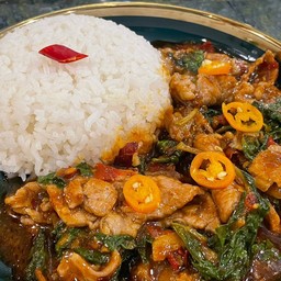 กระเพราแดงพริกแห้งโบราญ ราดข้าว (แถมฟรีน้ำ 1 ขวด )