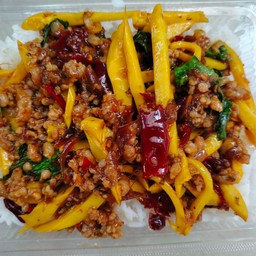 กระเพราหน่อไม้สดหมูสับ