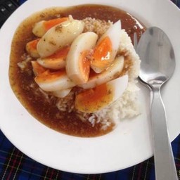 ข้าวไข่ยางมะตูม ราดน้ำหมูแดง (ไข่ 2 ฟอง)
