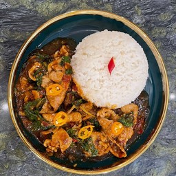 กระเพราน้ำพริกเผา ยุค90 ราดข้าว (แถมฟรีน้ำ 1 ขวด )