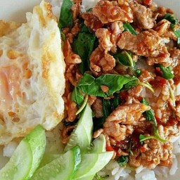 กระเพราหมูชิ้นไข่ดาว