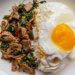 กระเพราเนื้อชิ้นไข่ดาว