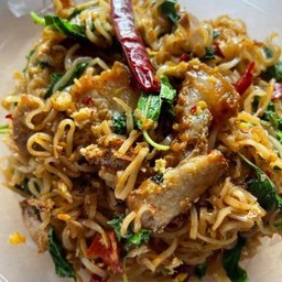 ผัดมาม่าขี้เมา หมูกรอบ