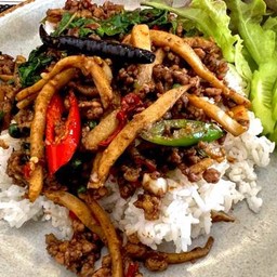 ผัดกะเพราหน่อไม้ (เลือกเนื้อสัตว์ได้ 1 อย่าง)