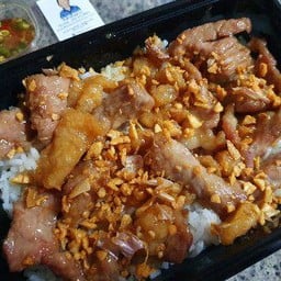 ข้าวหมูทอดกระเทียมในตำนาน on top ด้วย กากเจียวกรุบกรอบ