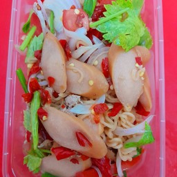 ยำมาม่าหมูสับใส้กรอก
