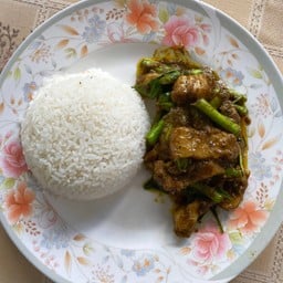 ข้าวผัดพริกแกงใต้หมูสามชั้นใส่ถั่วฝักยาว