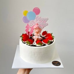 1ปอนด์ เค้กช๊อคโกแลตครีมนมสดตกแต่งตุ๊กตานั่งมีป้ายHBDแล้ว ไม่สามารถเขียนหน้าเค้กได้