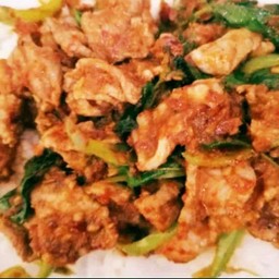 หมูกะเทียมราดข้าว