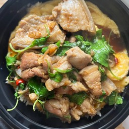 ข้าวไข่ข้นผัดกระเพราหมูสามชั้น