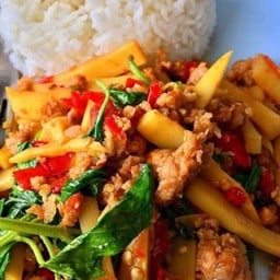 ข้าวราดกะเพราหมูสับหน่อไม้