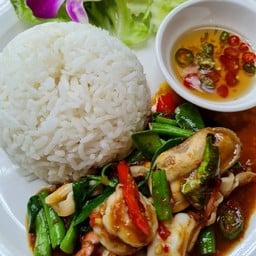 ผัดพริกแกงทะเลราดข้าว