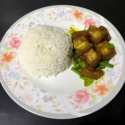 ข้าวผัดพริกแกงใต้หมูกรอบใส่ถั่วฝักยาว