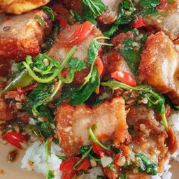 ข้าวกระเพราหมูกรอบ