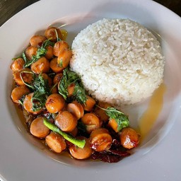 ข้าวกะเพราไส้กรอกไก่ ถูกใจสายรักไส้กรอก