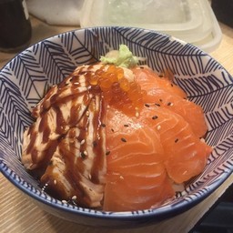 ข้าวหน้าปลาแซลมอนสดและปลาแซลมอนเบิร์น