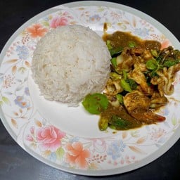 ข้าวผัดพริกแกงใต้ทะเลใส่สะตอ