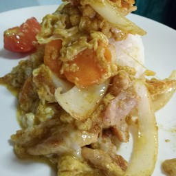 ข้าวหมูผัดผงกระหรี่