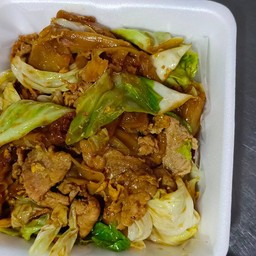 เส้นใหญ่ผัดซีอิ้วหมูชิ้นหมูหมักใส่กะหล่ำปลี