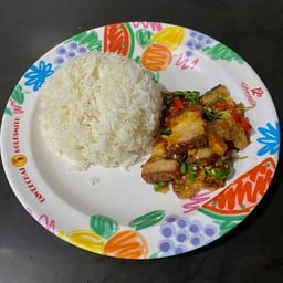 ข้าวผัดกะเพราหมูกรอบ