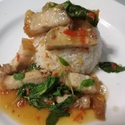 กระเพราหมูกรอบ