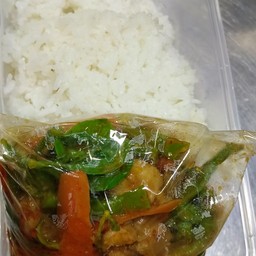 ผัดพริกแกงไก่ถั่วฝักยาวราดข้าว