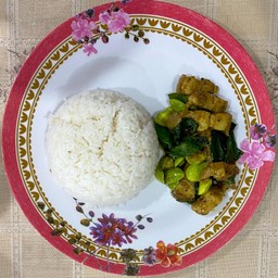 ข้าวหมูสามชั้นผัดพริกแกงใต้ใส่สะตอ