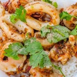 ข้าวหมึกทอดกระเทียม