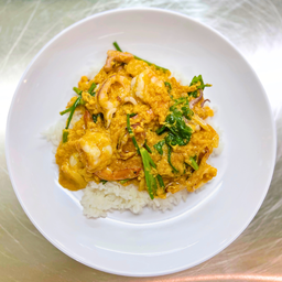 ข้าวราดผัดผงกระหรี่ทะเล ( หมึก - กุ้ง )