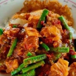 ข้าวพริกแกงหมูกรอบ