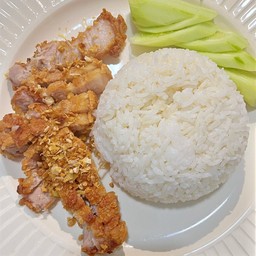 หมูสามชั้นทอดน้ำปลากระเทียมราดข้าว