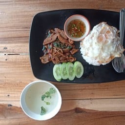 กระเพาเป็ดราดข้าว+ไข่ดาว