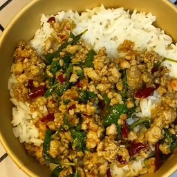 กิ๊ฟเก๋ข้าวกะเพราไข่ข้น