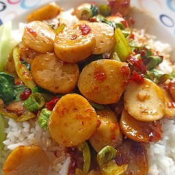 กระเพราลูกชิ้นเป็น(กับข้าว)