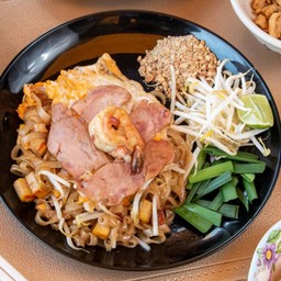 ผัดไทยกุ้งสด เบคอน