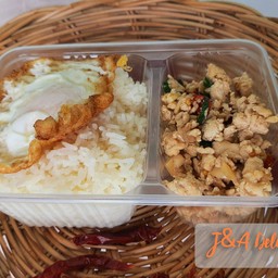 กระเพราไก่สับพริกแห้งราดข้าว